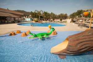 piscina de niños. familias camping tucan